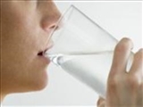 نوشیدن آب و مایعات زیاد همراه غذا موجب اختلال در هضم می‌شود