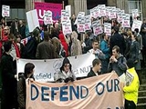 مردم انگليس در تظاهراتي ضد دولتي به خيابان‌هاي لندن آمدند 