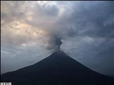 فوران آتشفشان اکوادور با پرتاب سنگ 