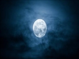  ماه یک دنباله بلند سدیمی دارد!