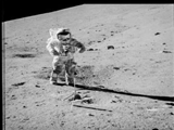 گشودن قوطی حاوی خاک ماه پس از ۵۰ سال