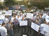 جمع دانشجويان مقابل سفارت انگليس 