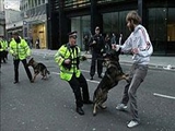 پليس انگليس به آزادي، كرامت و حقوق شهروندي مردم احترام بگذارد 
