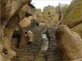 روستای پلکانی عنصرود صاحب بزرگ‌ترین مسجد صخره‌ای کشور 