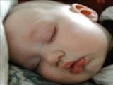 نشانه‌های نیاز کودک به خواب 