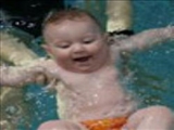 شنا تعادل بدنی کودکان را افزایش می‌دهد 