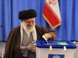 رهبر انقلاب رای‌های خود را به صندوق انداختند| آنها که ایران را دوست دارند رای دهند 