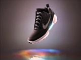 کفش ورزشی هوشمندی که بندهایش را سفت می‌کند