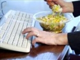پشت میز کامپیوتر غذا نخورید؛ چاق می‌شوید