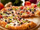 مصرف بیش از حد پیتزا باعث بیماری و چاقی می‌شود 