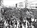 جمعیتی از مردم تبریز به منظور شرکت در مراسم اربعین شهدای 19 دی در مقابل مسجد حاج میرزا یوسف (قزللی) اجتماع کردند(1356ش)