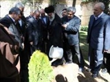 رهبر معظم انقلاب دو اصله نهال غرس کردند 