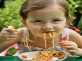 چطور با کودکانی که تازه غذا می‌خورند، رفتار کنیم؟ 