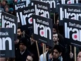 تظاهرات فعالان صلح مقابل سفارت آمریکا در لندن در اعتراض به سیاست‌های ضدایرانی 
