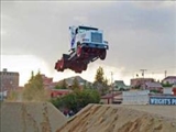   رکوردشکنی در پرش با کامیون + عکس 